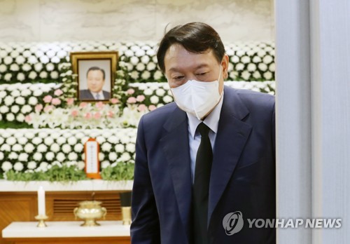 이완구 전 국무총리 조문 마친 윤석열 후보