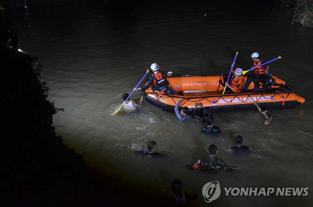 청소년 익사사고 현장 수색하는 인도네시아 구조팀