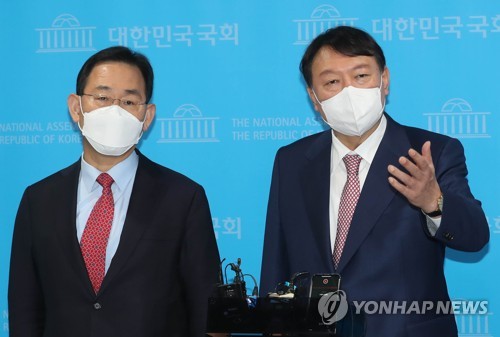 질문에 답하는 윤석열과 주호영