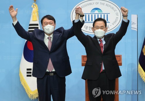 손 맞잡아 들고 인사하는 윤석열과 주호영