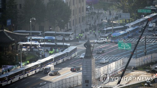 민주노총 집회 대비해 설치된 경찰 차벽
