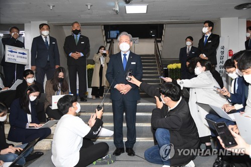 취재진 질문에 답하는 이재명 경기지사