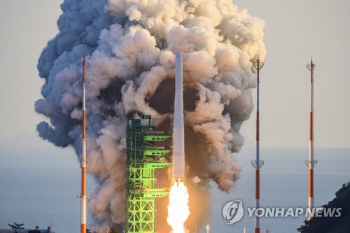 누리호, '화염 내뿜으며 발사'