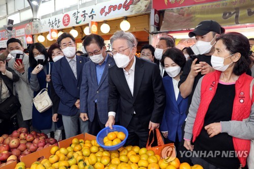 감 구입하는 민주당 이재명 대선 후보