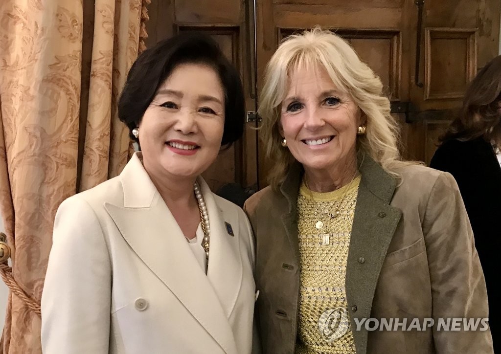 La primera dama surcoreana, Kim Jung-sook (izda.), se reúne con su homóloga estadounidense, Jill Biden, el 30 de octubre de 2021 (hora local), durante un programa para cónyuges del G-20.
