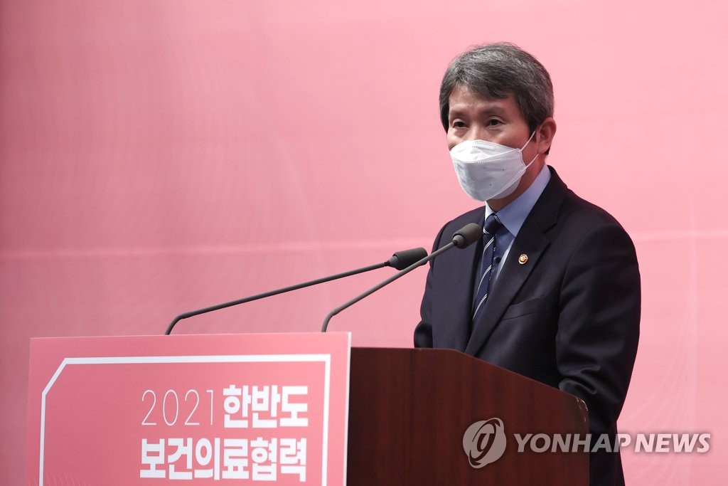El ministro de Unificación Lee In-young habla, el 10 de noviembre de 2021, en un seminario en Seúl .