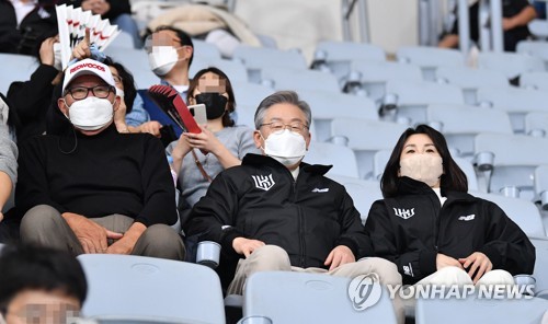 한국시리즈 관람하는 이재명 대선후보
