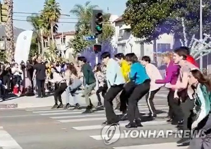 Concert de BTS sur un passage piéton Concert de BTS sur un passage piéton