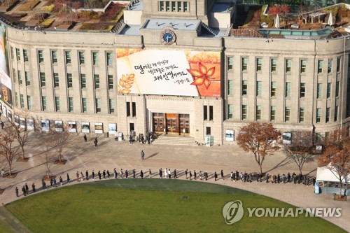 서울 신규확진 1천760명으로 하루 만에 최다, 길게 늘어선 검사행렬