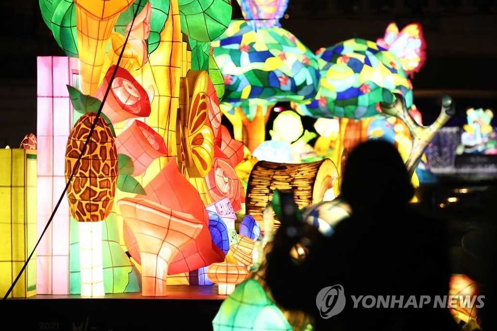 등불로 수놓은 청계천 겨울밤