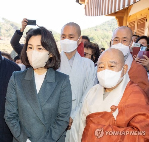 성담사 낙성식 참석한 김혜경씨