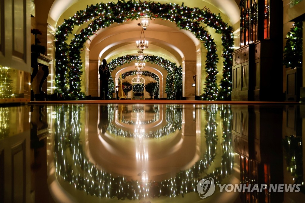 크리스마스 장식으로 꾸며진 미 백악관 중앙홀