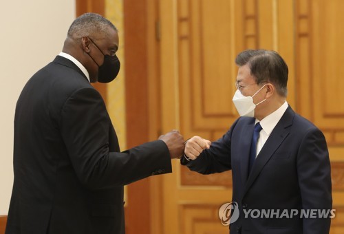로이드 오스틴 미 국방부 장관과 인사하는 문재인 대통령