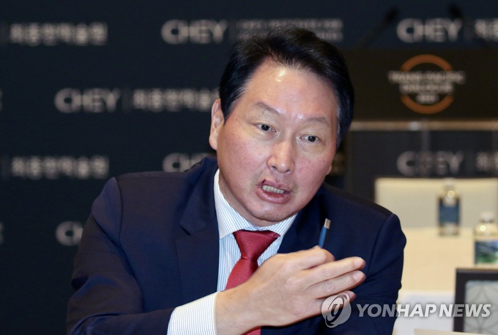 특파원들 만나 발언하는 최태원 SK그룹 회장