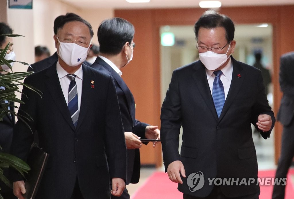 임시국무회의 참석하는 김부겸 총리