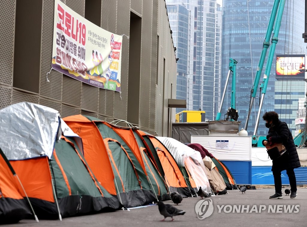 서울역에 설치된 노숙인 텐트