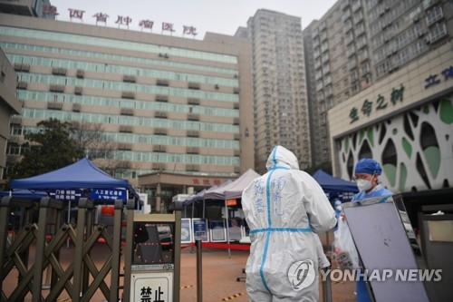 '코로나 봉쇄' 병원에 음식 배달하는 中 시안 자원봉사자