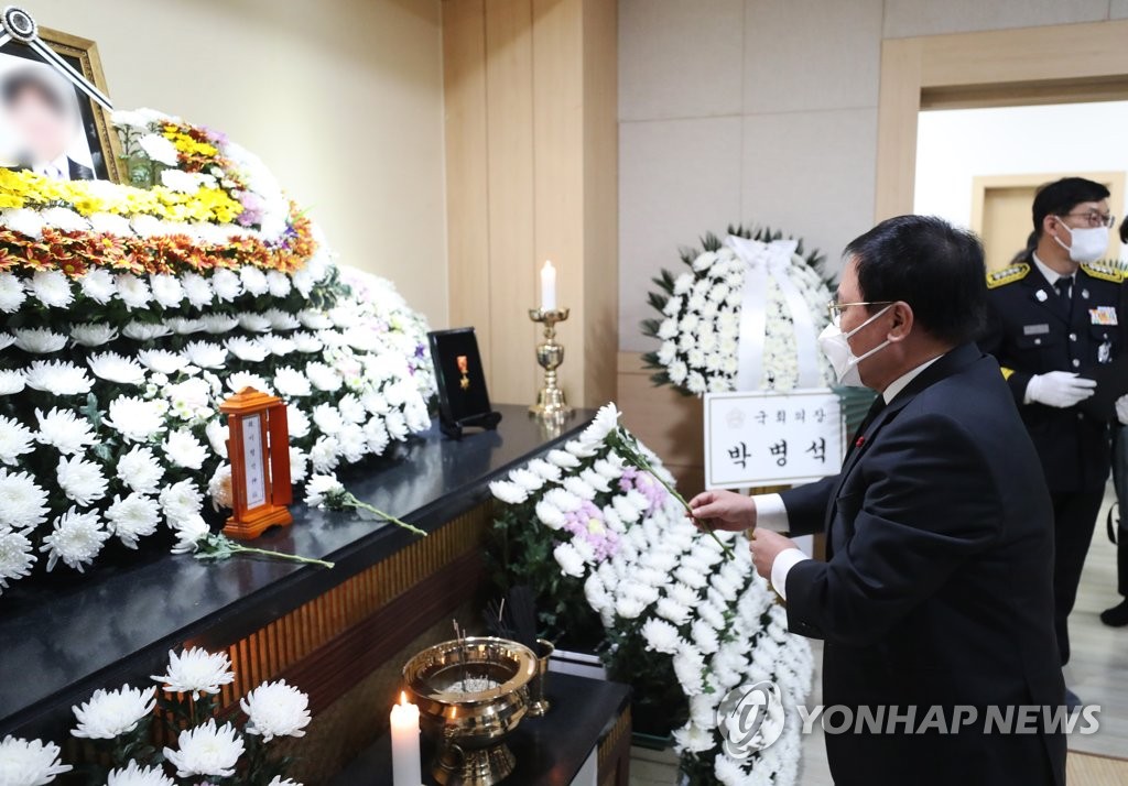 Presidential Chief of Staff You Young-min lays a flower at a funeral altar for one of three firefighters who died while battling a warehouse blaze in Pyeongtaek, 70 kilometers south of Seoul, on Jan. 7, 2022. (Pool photo) (Yonhap)