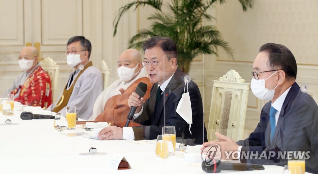 종교 지도자 초청 오찬 간담회에서 발언하는 문재인 대통령
