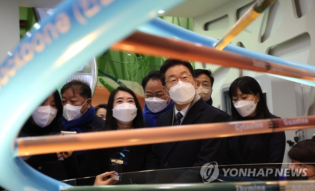 홍천 생명건강과학관 방문한 이재명 대선후보