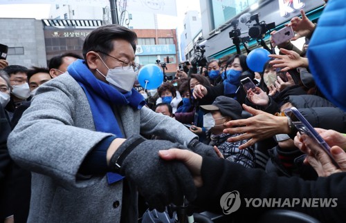 춘천 시민과 인사하는 이재명 대선후보