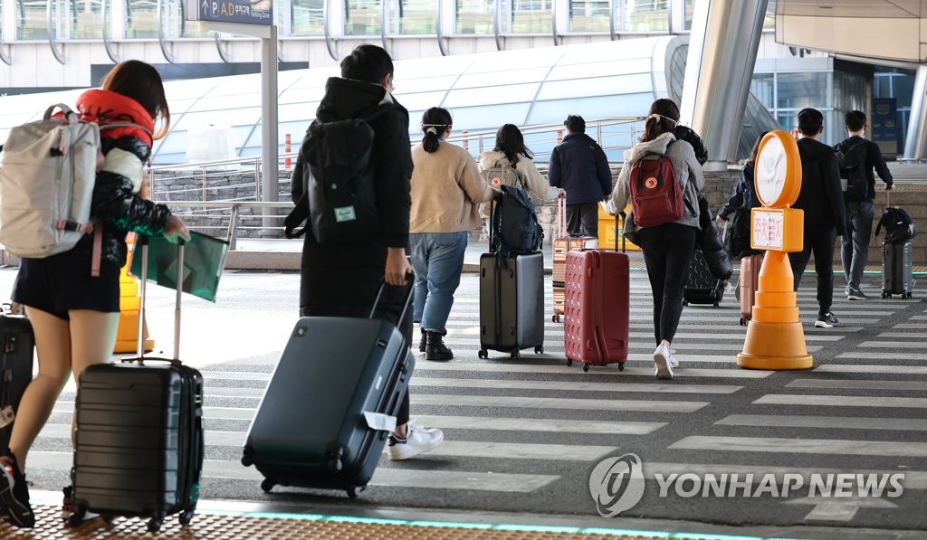 Des touristes singapouriens se dirigent vers un centre de test de nouveau coronavirus (Covid-19) après leur arrivée au terminal 1 de l'aéroport international d'Incheon, le lundi 24 janvier 2022, alors que la «bulle de voyage» a été réinstaurée entre la Corée du Sud et Singapour le 21 janvier après une suspension suite à la propagation du variant Omicron. La bulle de voyage permet des voyages sans auto-isolement entre deux pays ou villes avec des niveaux similaires de cas de Covid-19.