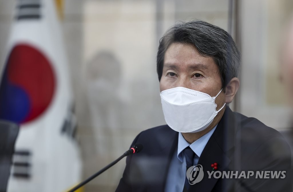 Unification Minister Lee In-young speaks during a briefing on the government's North Korea policy for foreign ambassadors and representatives of international organizations at the ministry's inter-Korean dialogue office in central Seoul on Jan. 25, 2022. (Yonhap) 