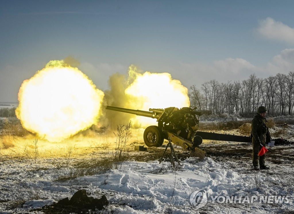 우크라이나 접경지역서 곡사포 훈련하는 러시아군