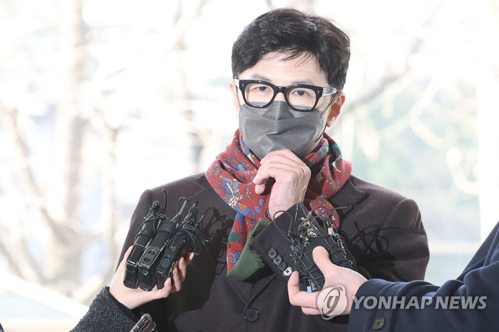 In this file photo, prosecutor Han Dong-hoon appears at the Seoul Western District Court to attend a trial as a witness on Jan. 27, 2022. (Yonhap)
