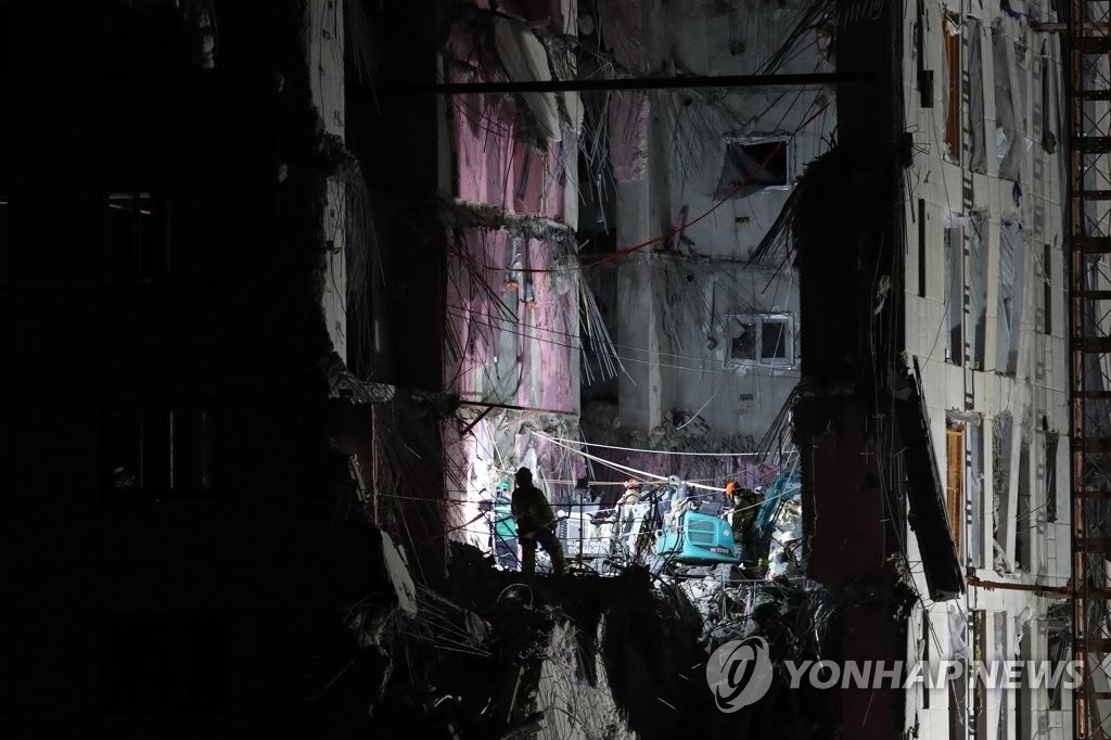 광주 붕괴사고 매몰자 구조·실종자 수색, 야간에도 지속