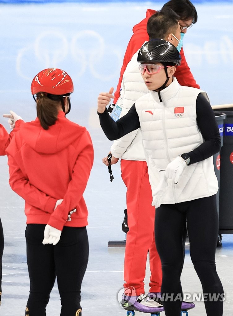 Victor An (R), the South Korean-born Russian coach of the Chinese national short track speed skating team, speaks with his athletes at Capital Indoor Stadium in Beijing on Feb. 1, 2022. (Yonhap)