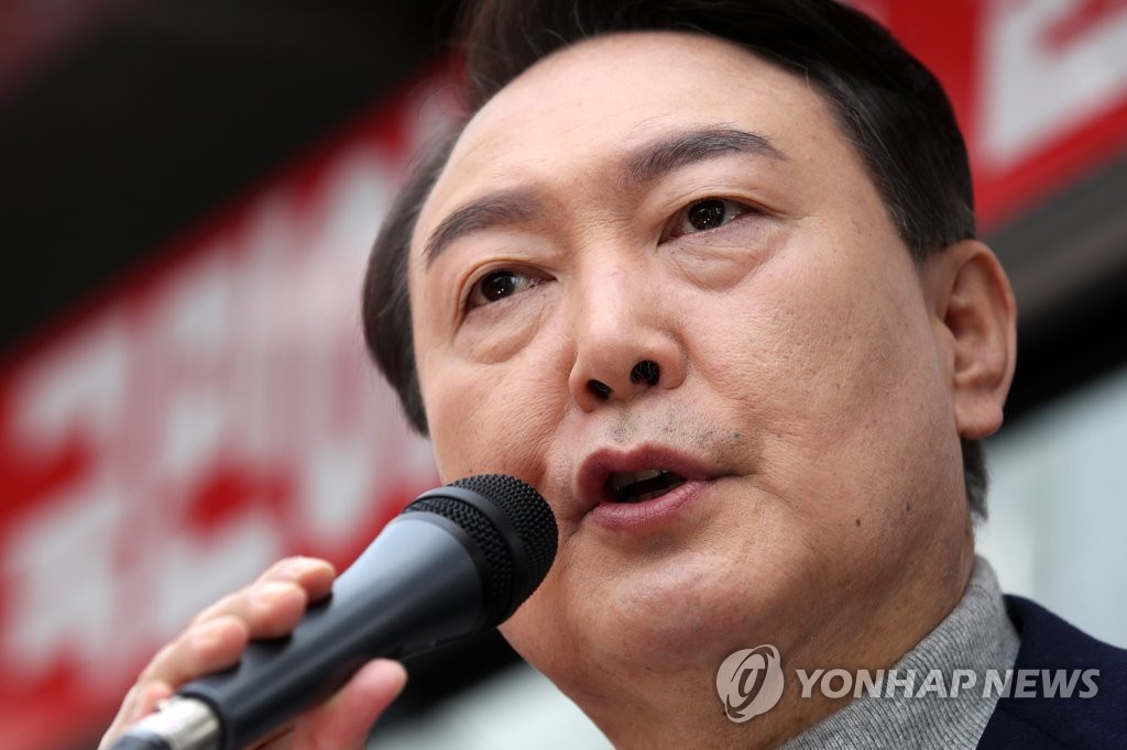 Yoon Suk-yeol, the presidential candidate of the main opposition People Power Party, delivers a speech during a campaign rally in the southeastern city of Ulsan on Feb. 19, 2022. (Pool photo) (Yonhap)