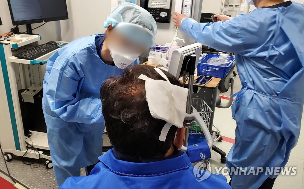 머리열상 봉합 수술받는 송영길 대표