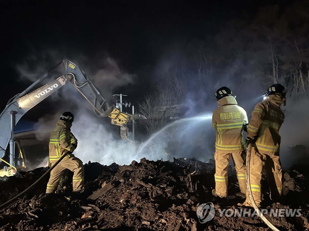 This photo provided by the firefighting authorities shows firefighters combating a fire in Uljin on March 7, 2022. (PHOTO NOT FOR SALE) (Yonhap) 