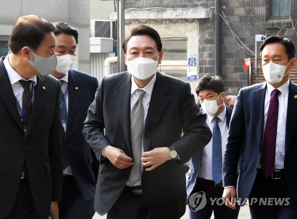 President-elect Yoon Suk-yeol arrives for work at his office in Tongeui-dong in Seoul on March 25, 2022. (Pool photo) (Yonhap)