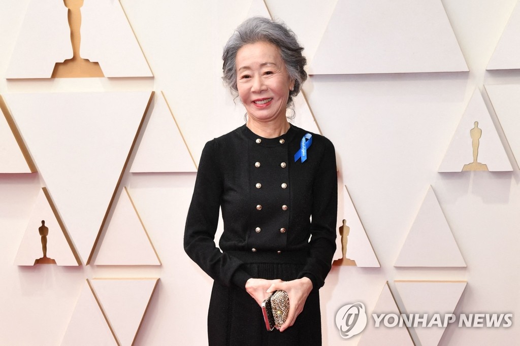 아카데미 시상식에서 포즈 취하는 윤여정