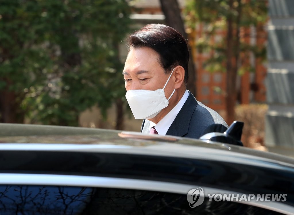 차량 탑승하는 윤석열 대통령 당선인
