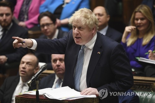 "완전 철군 때까지 러 제재 강화" 밝히는 존슨 총리