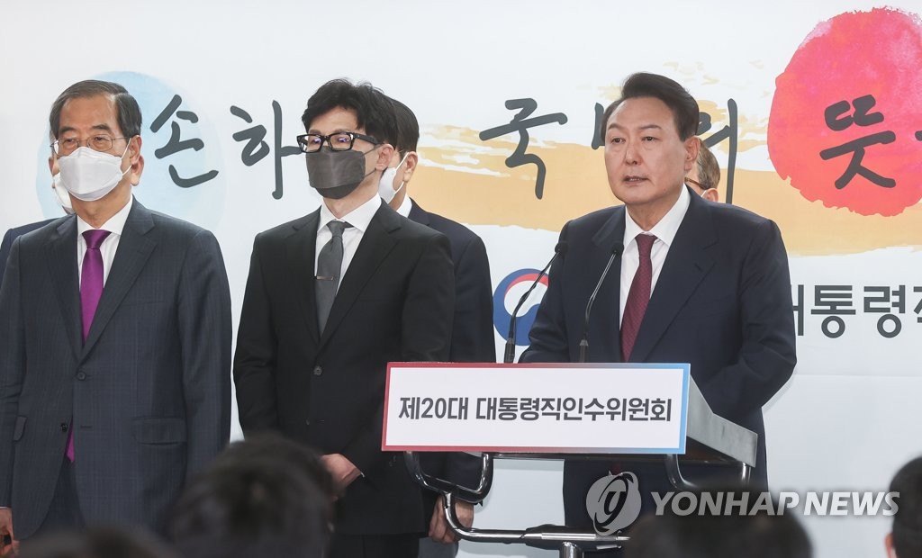 President-elect Yoon Suk-yeol (R) introduces Justice Minister nominee Han Dong-hoon (C) during a press conference at the presidential transition committee's office in Seoul on April 13, 2022. Yoon also named seven other Cabinet members of his incoming administration and his first chief of staff. (Pool photo) (Yonhap)