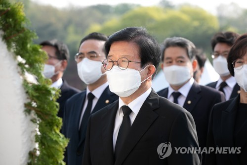헌화하는 박병석 국회의장