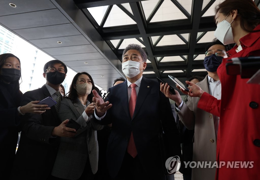 질문에 답하는 박진 외교장관 후보자