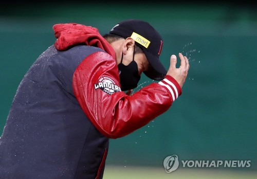 통산 140승 축하 물세례 받은 SSG 김광현