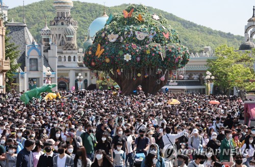 놀이동산 들어서는 시민들