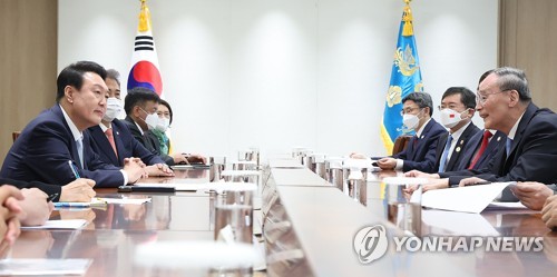 왕치산 중국 국가 부주석 접견하는 윤석열 대통령
