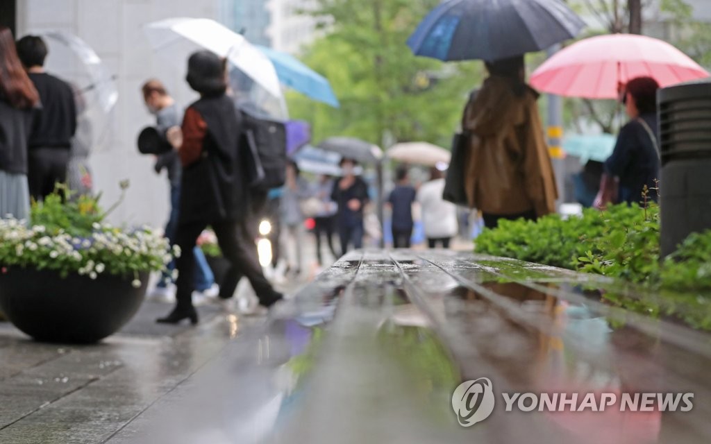 서울 종로구 광화문역 인근에서 시민들이 우산을 쓰고 걸어가고 있다. [연합뉴스 자료사진]