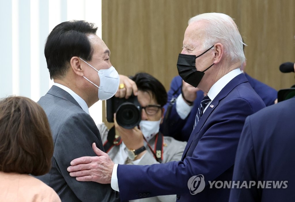 President Yoon Suk-yeol (L) greets U.S. President Joe Biden at a Samsung Electronics semiconductor plant in Pyeongtaek, South Korea, on May 20, 2022. (Yonhap)
