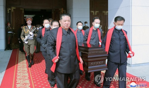 북한 김정은, 현철해 마지막 길 '직접 운구'로 배웅
