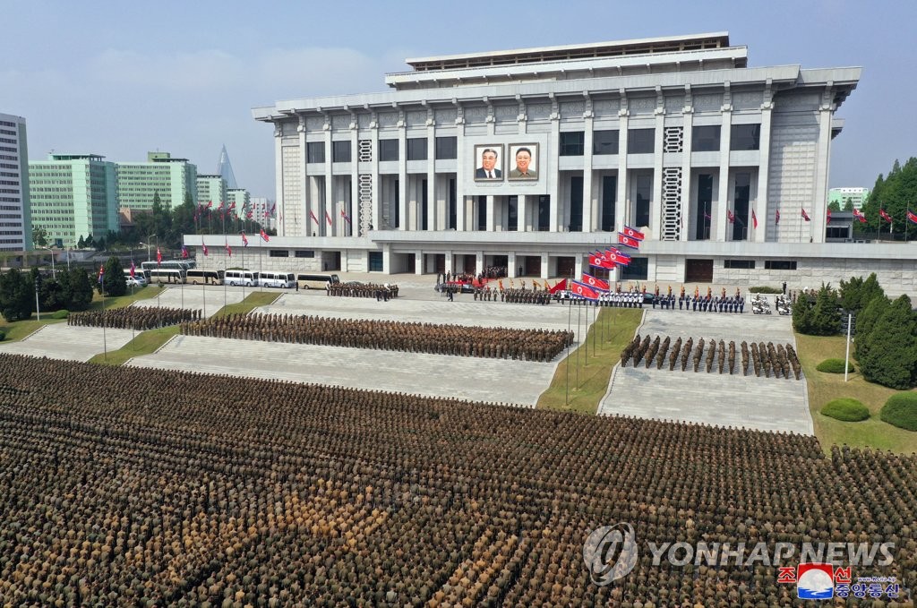 북한 김정은, 현철해 마지막 길 '직접 운구'로 배웅