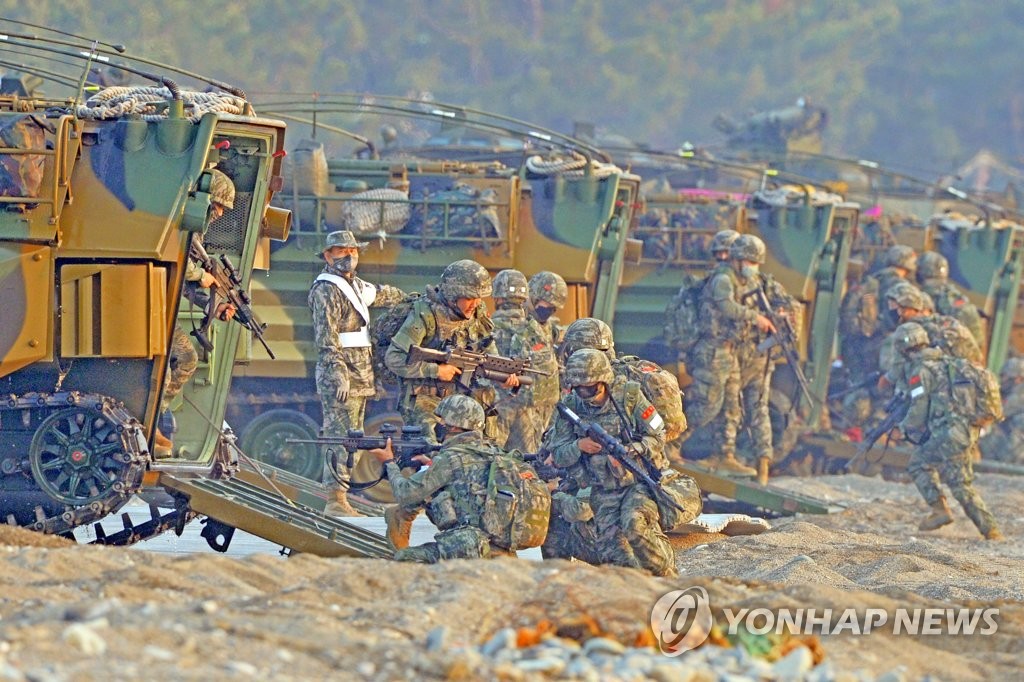 장갑차에서 나오는 해병대원