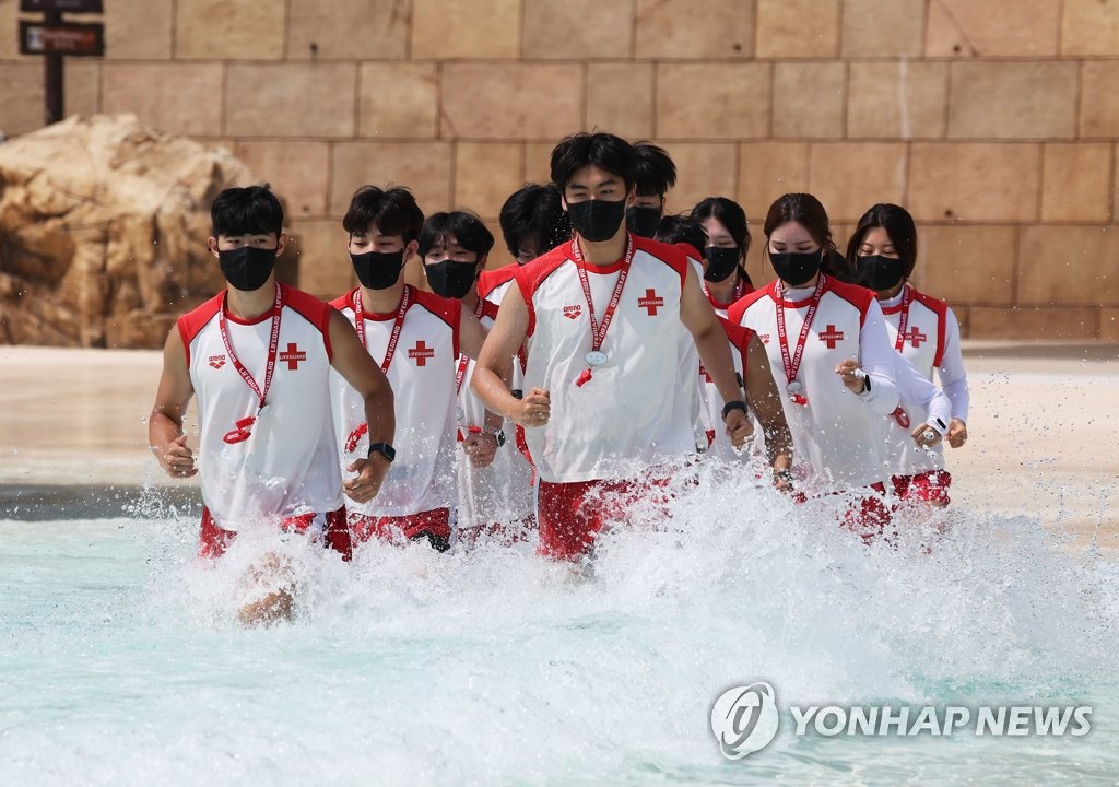 물놀이철 앞두고 훈련하는 라이프가드